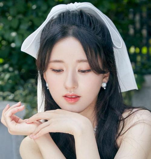 赵露思个人资料 女星黑料女曝吃瓜网站,从爆红新星到黑料缠身，揭秘娱乐圈的“吃瓜”真相